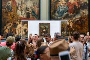 A picture of Mona Lisa displayed at the Louvre- interesting facts about museums