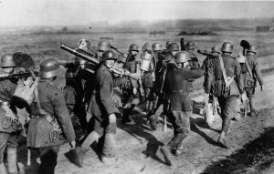 A picture depicting German soldiers carrying the Lewis gun equipment.