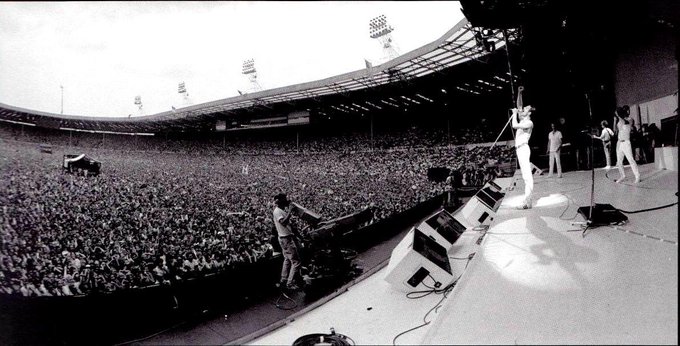 A click of Freddie Mercury in a live show
