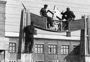 A pictur eof Nazis removing Soviet symbols